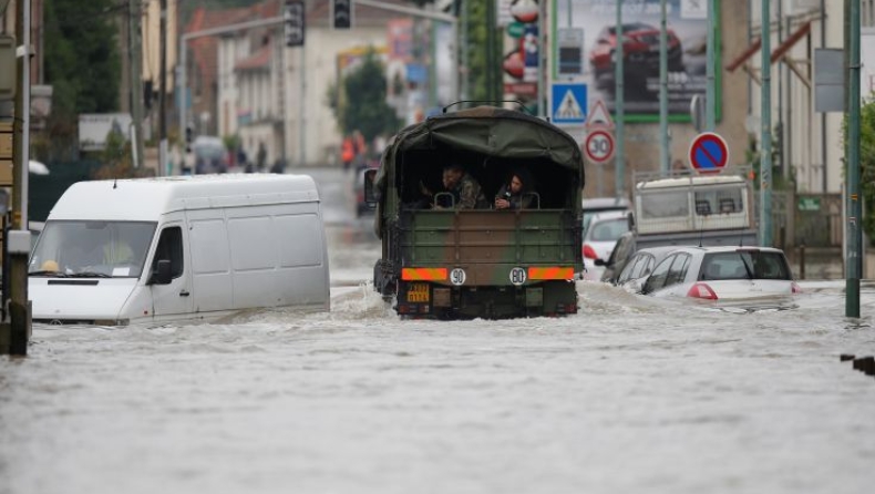 Τέσσερις νεκροί στη Γαλλία από τις πλημμύρες
