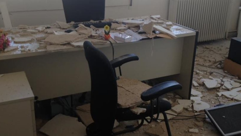 Έπεσε το ταβάνι σε γραφείο του υπουργείου Ανάπτυξης (pics)