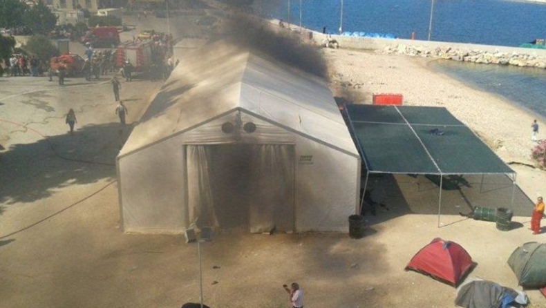 Χρυσαυγίτες επιτέθηκαν σε πρόσφυγες (vid)