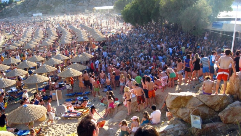 4 μνημόνια μετά, ακόμα φωνάζουν «Μύκονοooooς» (pics & vid)