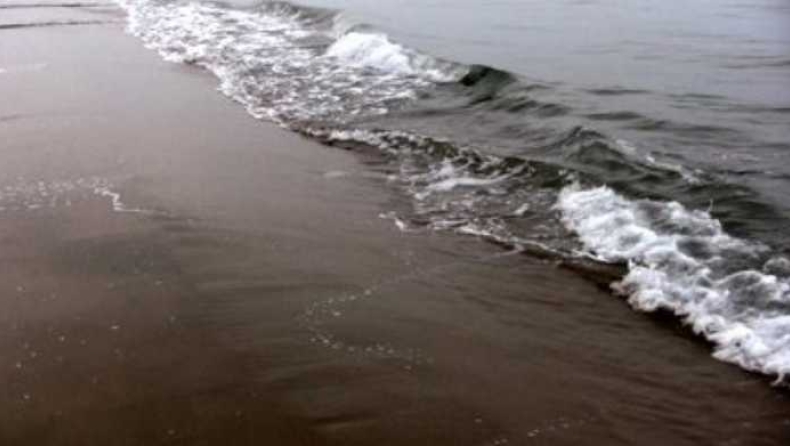 Έρευνα: Ακατάλληλες για κολύμβηση 57 παραλίες σε Αττική, Κορινθία, Εύβοια