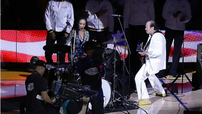 Τραγούδησε τον Εθνικό Ύμνο των ΗΠΑ ο Carlos Santana (vid)