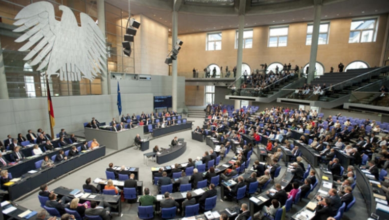 Tην εκταμίευση της δόσης ενέκρινε και η γερμανική Βουλή