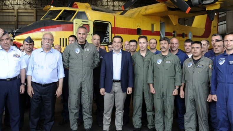 «Στα πρόσωπά σας βλέπω ήρωες» είπε ο Τσίπρας στους πιλότους των καναντέρ (pics)