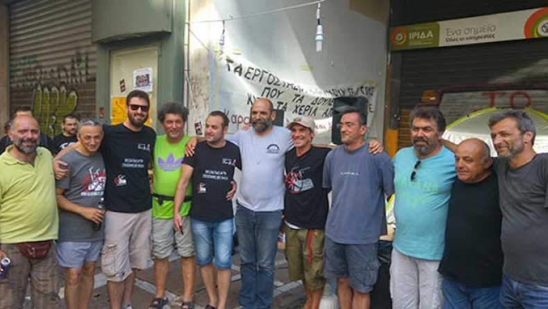 Ο Manu Chao παίζει το «Χωρίς εσένα γρανάζι δεν γυρνά» (vid)