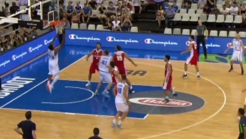 Νικ υψώνει, Θανάσης καρφώνει (vid)