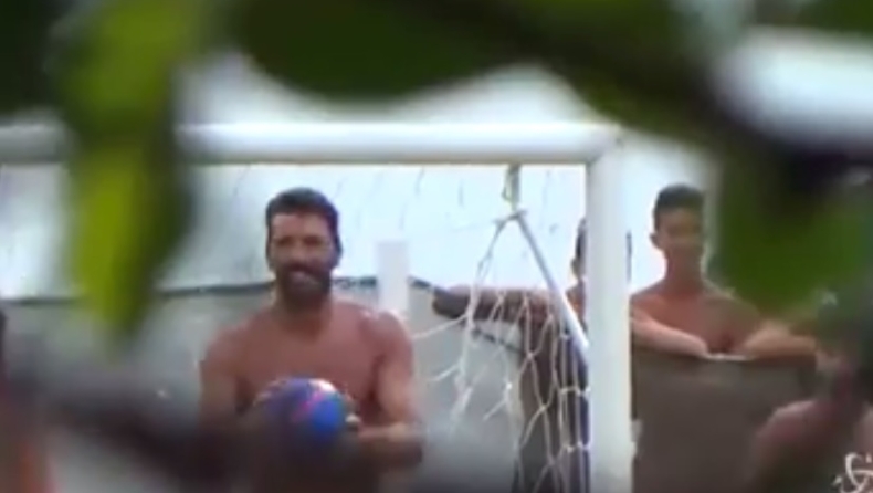 Ο Μπουφόν παίζει μπάλα με πιτσιρίκια στις διακοπές του! (vid)