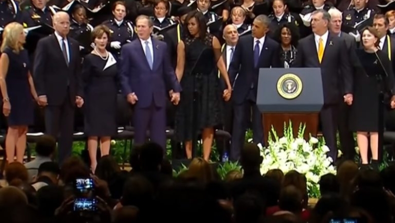 Ο George Bush άρχισε να χορεύει στο μνημόσυνο των θυμάτων του Ντάλας (vid)