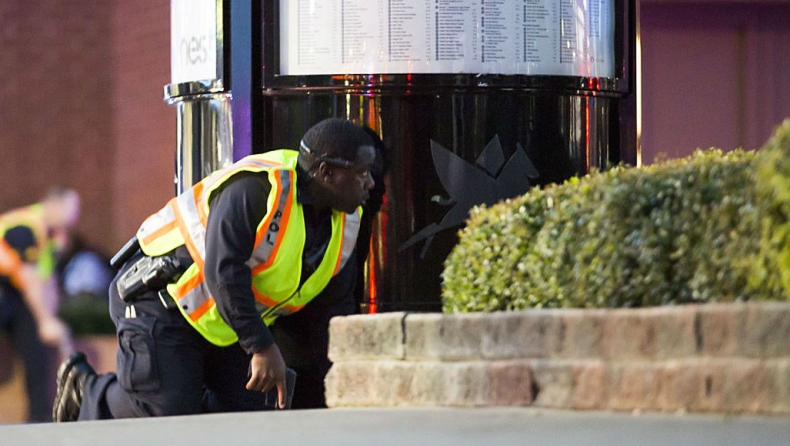 Χάος και πανικός στο Ντάλας: Η στιγμή της επίθεσης (vids)