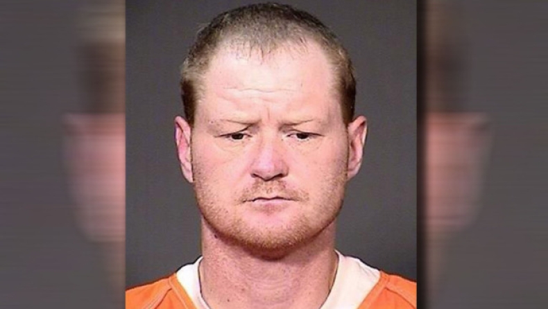 Έκοψε το κεφάλι του βιαστή της συντρόφου του