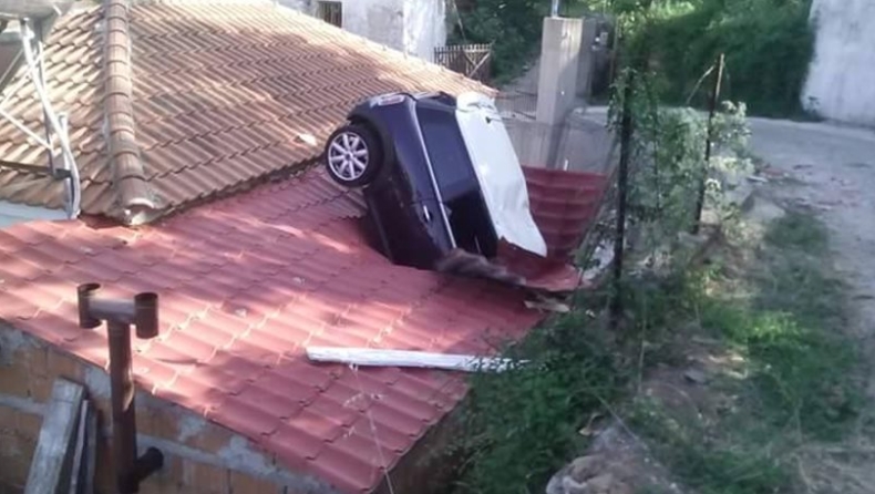 Αυτοκίνητο «καρφώθηκε» πάνω σε στέγη σε χωριό της Λάρισας