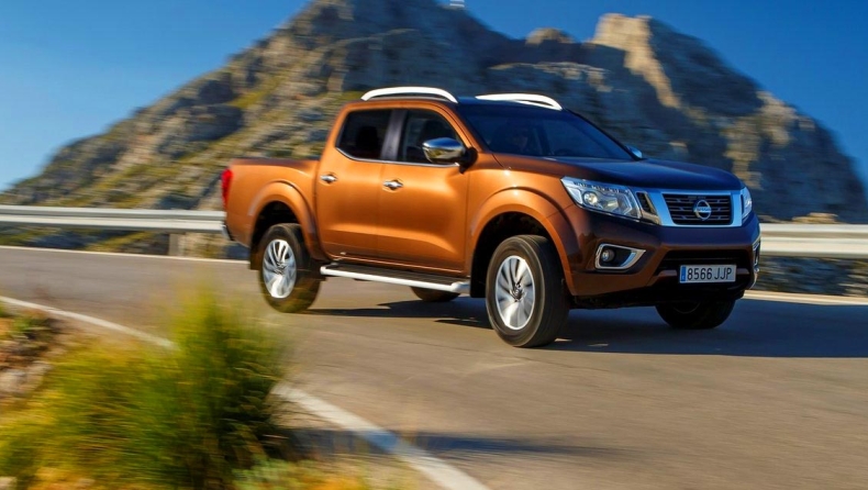 Με κοστούμι και τραγιάσκα