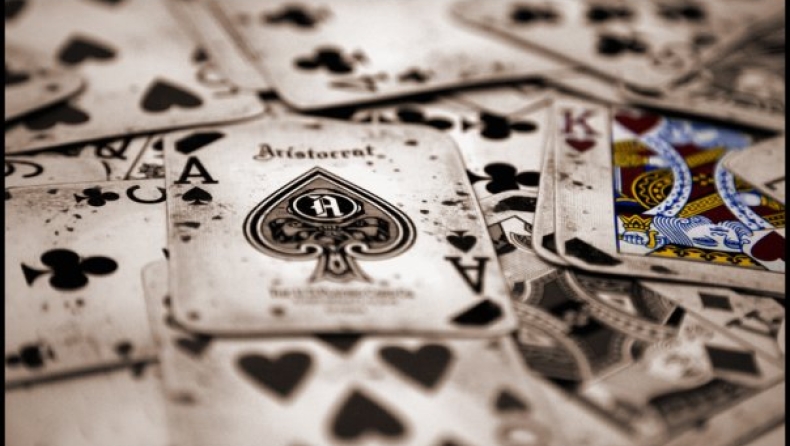 Έπιασαν babysitter να παίζει strip poker με ανήλικα