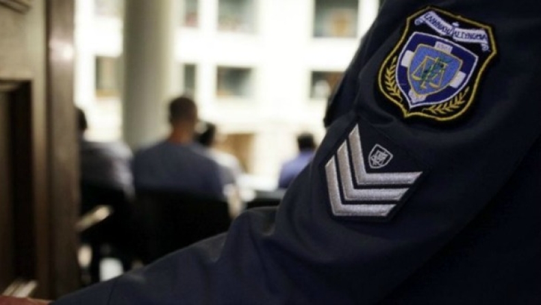 Αστυνομικός κατηγορείται για ξυλοδαρμό δύο ανήλικων Ρουμάνων
