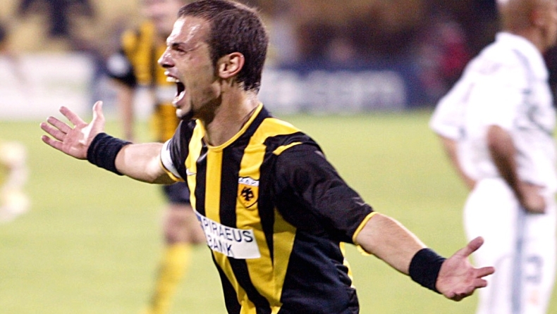 Ο Ντέμης... πιάνει μικρόφωνο!