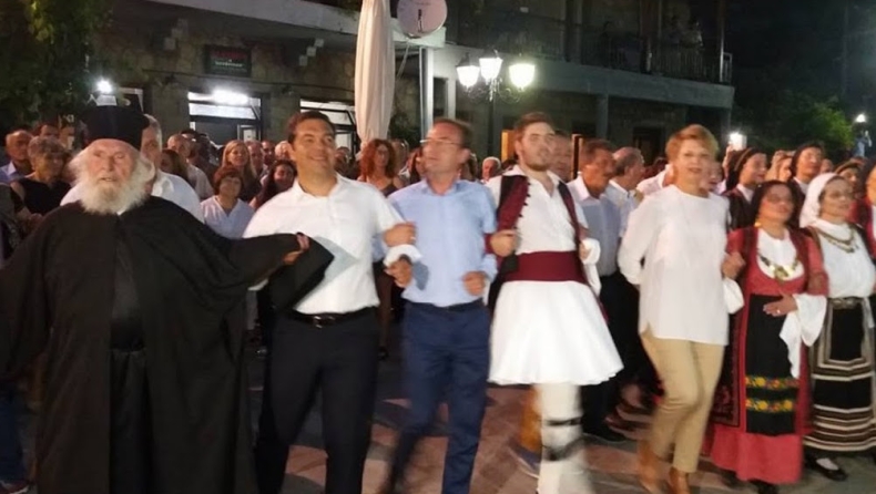 Ο παραδοσιακός χορός του Τσίπρα στην Άρτα (vid)