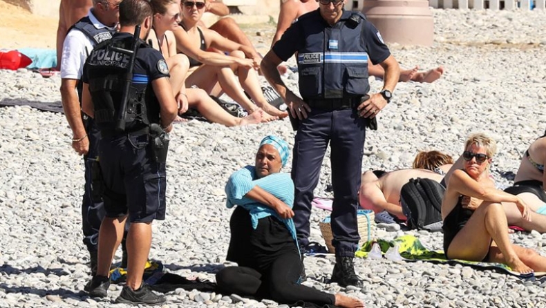 Γάλλοι αστυνομικοί αναγκάζουν γυναίκα να βγάλει το μπουρκίνι (pics)