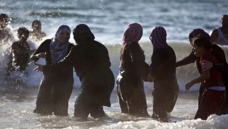 Η γαλλική αστυνομία ελέγχει γυναίκες με... μπουρκίνι