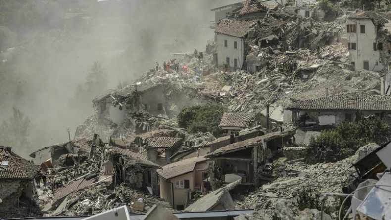 Πρόσφυγες ψάχνουν μαζί με διασώστες για επιζώντες του σεισμού στην Ιταλία