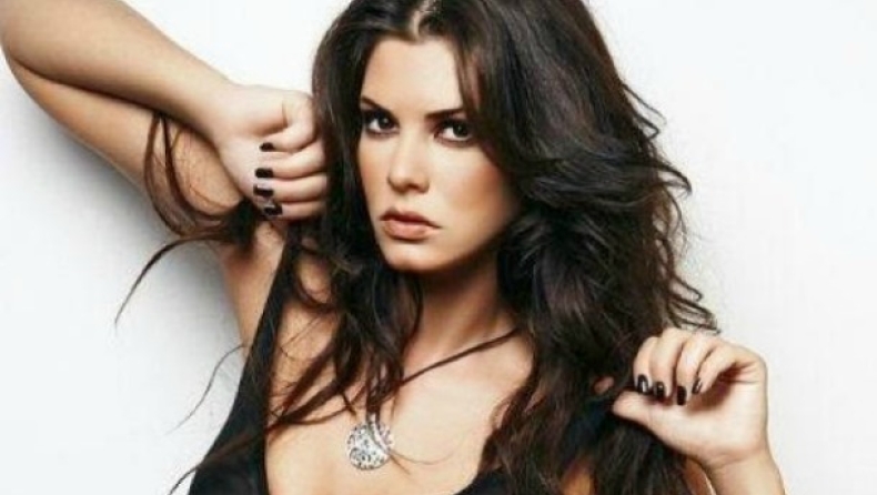 Η Μαρία Κορινθίου ποζάρει... γυμνή! (pics)