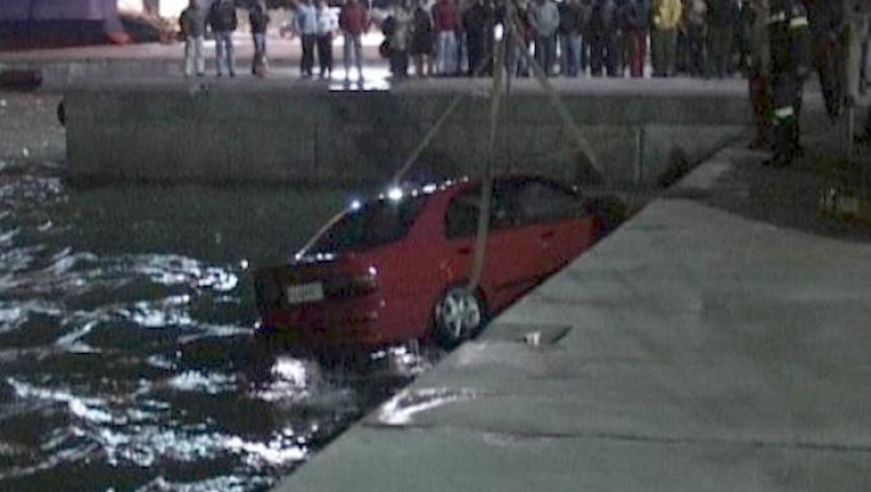 Αίγινα: Έπεσαν με το αυτοκίνητο στη θάλασσα