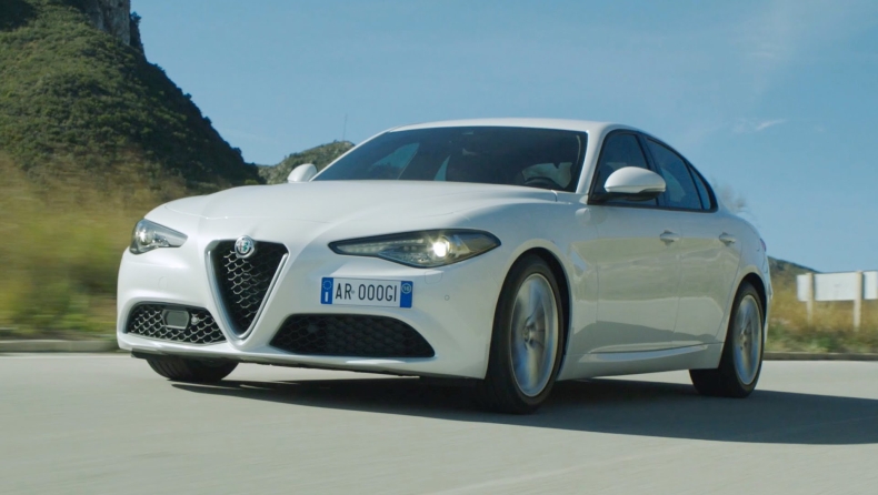 Διαθέσιμη και η βενζινοκίνητη Alfa Romeo Giulia