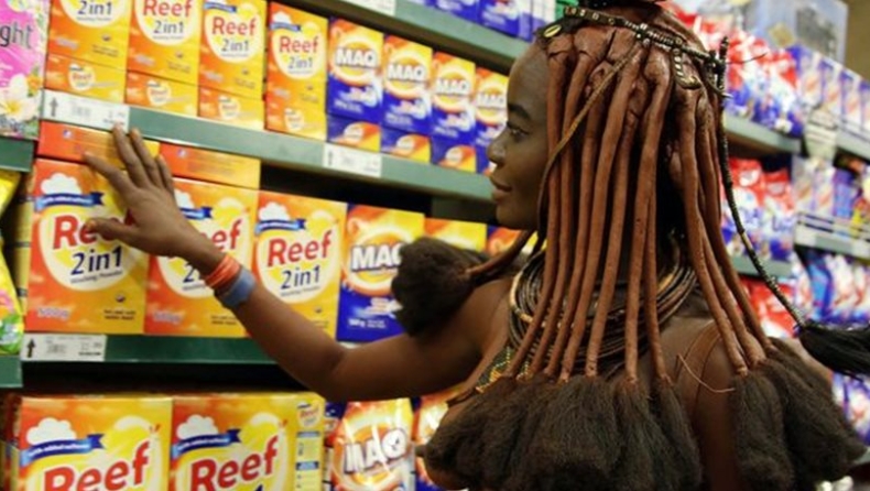 Έτσι πηγαίνουν στο σούπερ μάρκετ οι γυναίκες στη Ναμίμπια (pics)