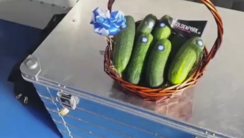 Υποδέχτηκαν την Μπαρτσελόνα με... αγγούρια (vid)