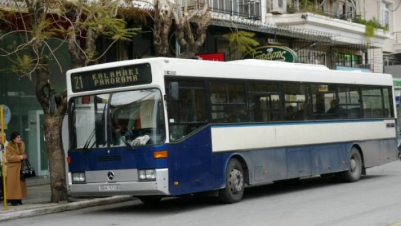 Πιάστηκαν στα χέρια ελεγκτής και κοπέλα σε λεωφορείο στη Θεσσαλονίκη! (vid)
