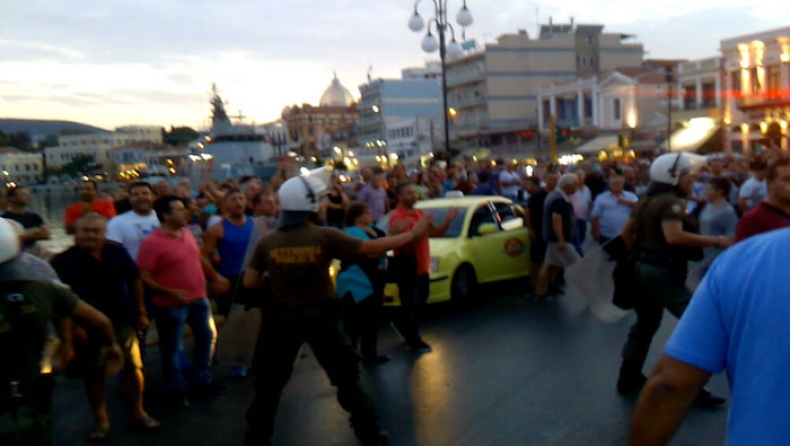 Συγκρούσεις ακροδεξιών και αντιεξουσιαστών στη Μυτιλήνη (vid)