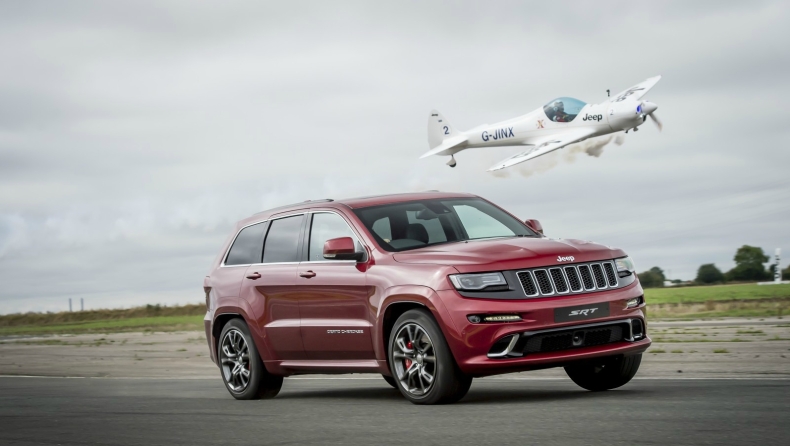 Ένα Jeep κοντράρει... αεροπλάνο! (video)