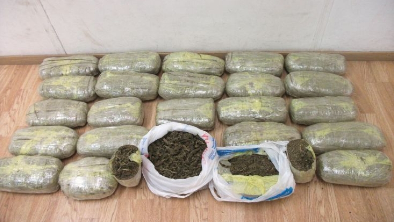 Έπιασαν αστυνομικό με 124 κιλά χασίς και καλάσνικοφ