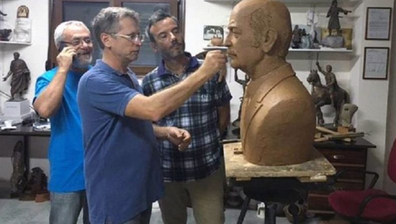 Η προτομή του Παντελάκη στην Τούμπα