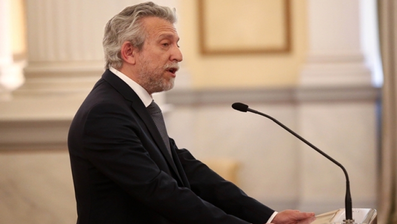 Ποπολάρος Κοντονής με γραβάτα και αμπέχονο