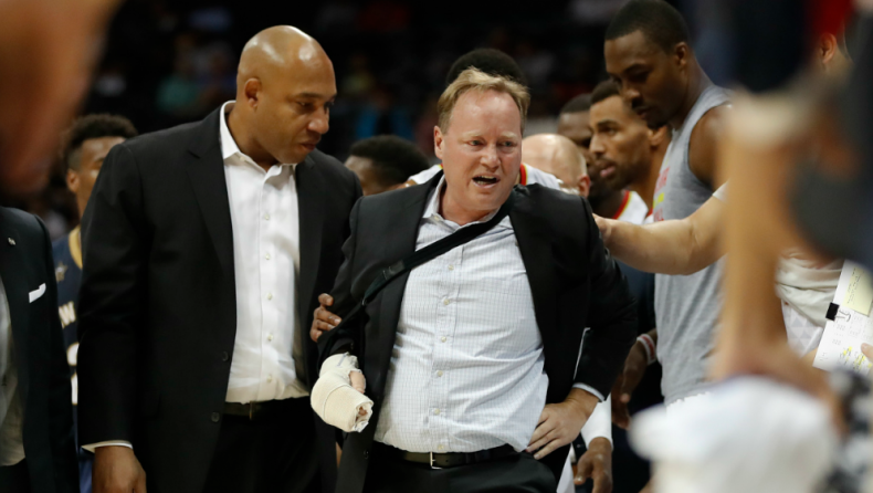 Νοκ άουτ ο... προπονητής των Χοκς! (vid)