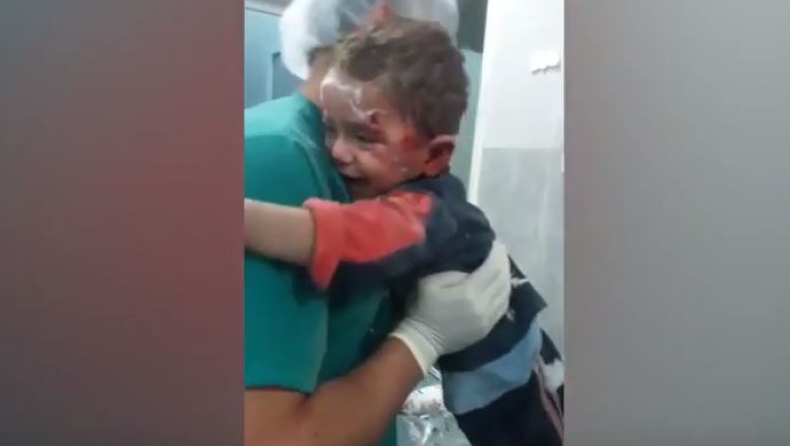 Μικρό αγοράκι αρνείται να φύγει από την αγκαλιά του νοσηλευτή (vid)
