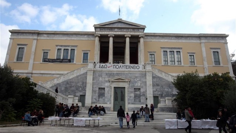 «Κόλαση» από μολότοφ στο Πολυτεχνείο! (pics)