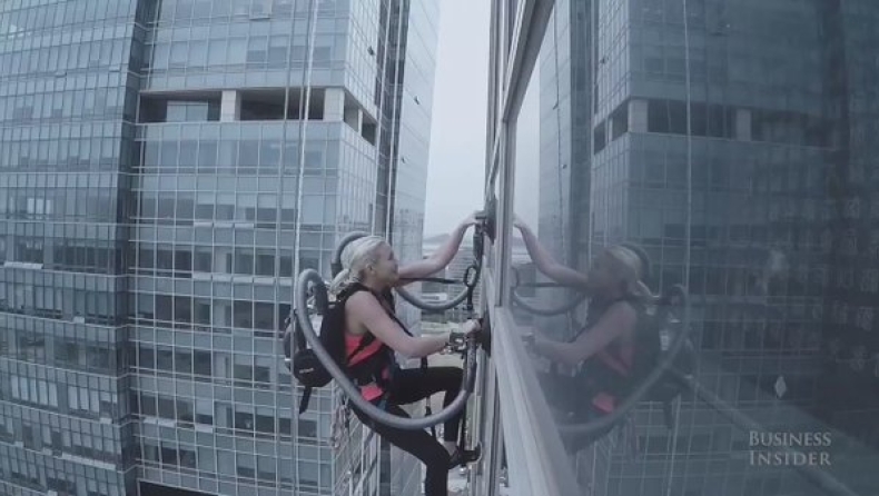 Γυναίκα σκαρφάλωσε σε ουρανοξύστη χρησιμοποιώντας δύο ηλεκτρικές σκούπες