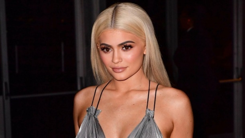 Kylie Jenner... topless! (pics)