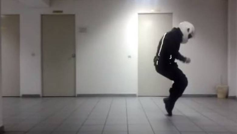 Έπος: Αστυνομικός της ομάδας ΔΙΑΣ χορεύει Michael Jackson! (vid)