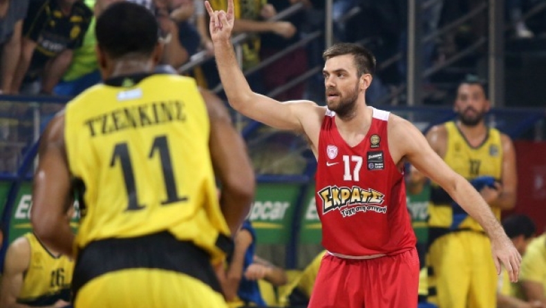 Mέρος της προπόνησης ο Μάντζαρης