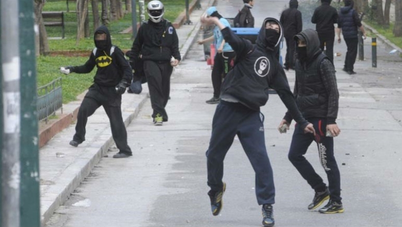 Επεισόδια στην Πατησίων μπροστά από το Πολυτεχνείο (vids & pics)