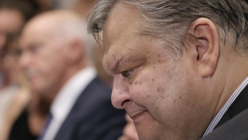 Η επιστροφή Παπανδρέου στο ΠΑΣΟΚ «διώχνει» τον Βενιζέλο