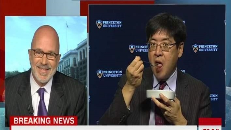 Δημοσκόπος δεν προέβλεψε τη νίκη του Τραμπ και έφαγε ακρίδες (vid)