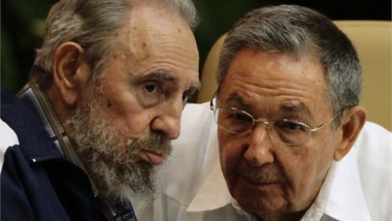 Ο Ραούλ Κάστρο ανακοινώνει σε διάγγελμα τον θάνατο του Φιντέλ (vid)