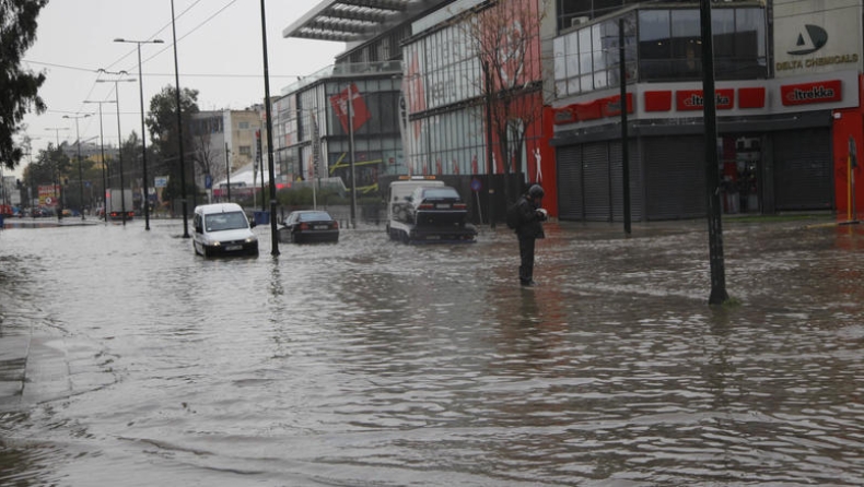 Έκτακτο: Έκλεισε λόγω πλημμύρας η Πειραιώς στο ύψος της Χαμοστέρνας