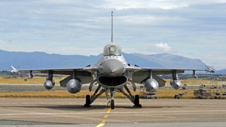 F-16 στη Σούδα τυλίχθηκε στις φλόγες πριν απογειωθεί