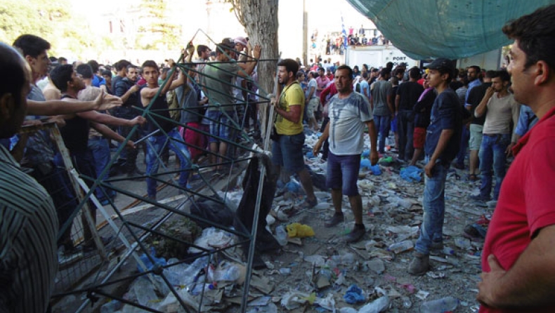 Χίος: Μετανάστες έκαψαν σκηνές, έσπασαν αυτοκίνητα και καταστήματα (vids)
