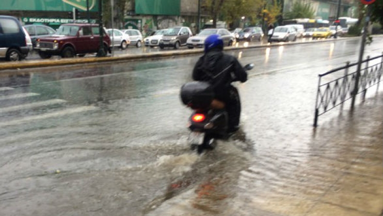 Μία τεράστια λίμνη έγιναν οι δρόμοι της Αθήνας (pics)