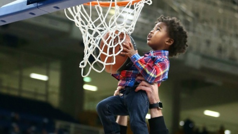 Ο γιος του Ουίλιαμς καρφώνει με τη βοήθεια του Μαυροειδή! (pics)